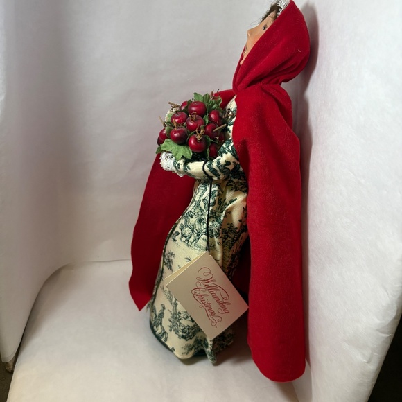 Byers Choice WILLIAMSBURG Colonial Caroler Woman W/Basket of Red Apples Tags - Picture 6 of 10